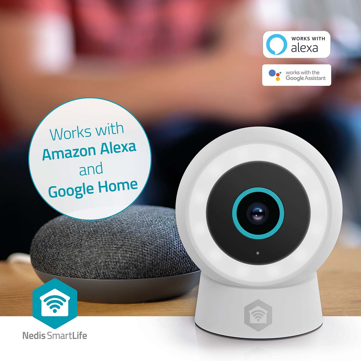Een witte beveiligingscamera staat op een tafel met een grijs Google Home-apparaat. De tekst zegt "Werkt met Amazon Alexa en Google Home".