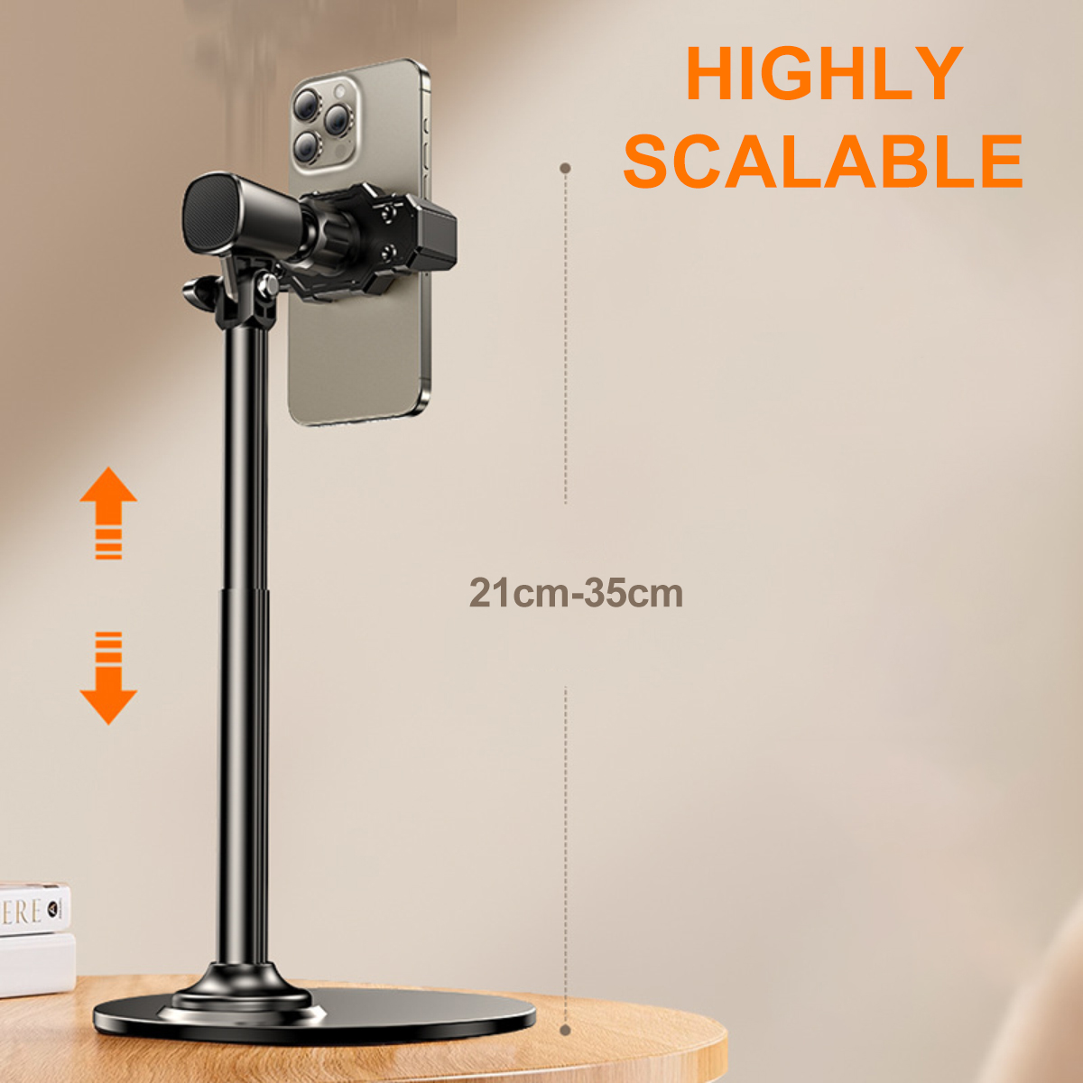 Ein Telefonständer auf runder Basis steht auf einem Holztisch. Ein iPhone ist montiert. Der Ständer ist zwischen 21 cm und 35 cm skalierbar.