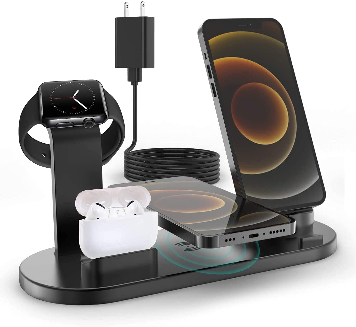 Eine schwarze Ladestation lädt ein Telefon, eine Apple Watch und AirPods auf; dahinter befindet sich ein Ladekabel.