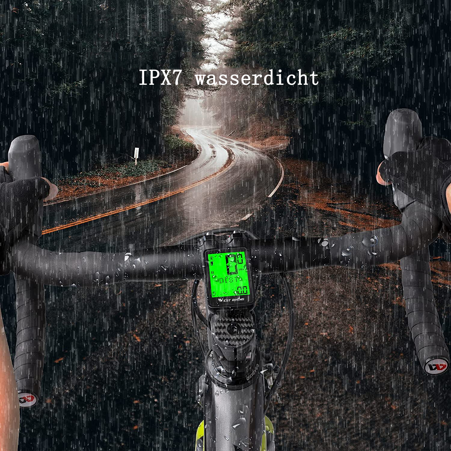 Radfahrer sieht Straße im Regen mit Fahrradcomputer, der Daten anzeigt. Bäume säumen den Weg.