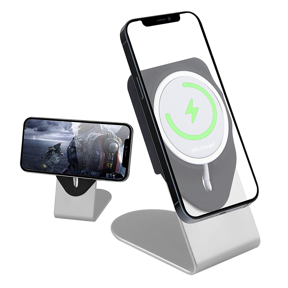 Zwei silberne Telefonständer, einer hält ein Telefon, das geladen wird, der andere zeigt ein Video.