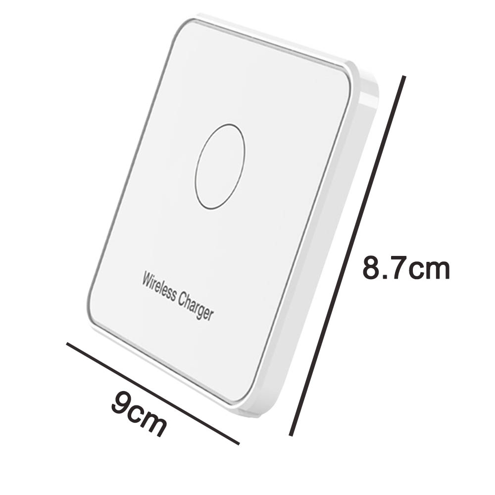 Das Bild zeigt ein weißes kabelloses Ladegerät mit den Abmessungen 8,7 cm und 9 cm.