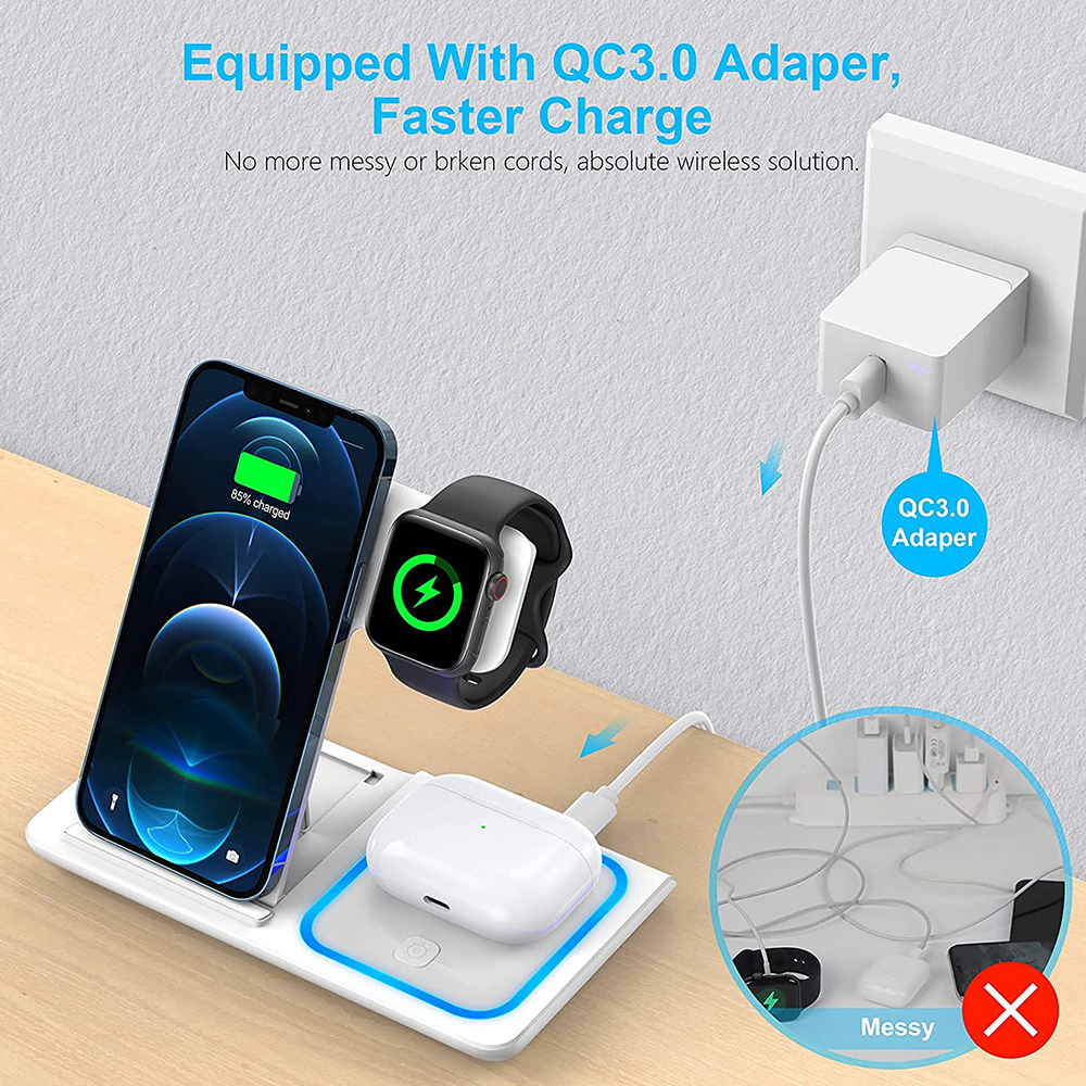 Ladestation mit Telefon, Uhr, Ohrhörern und einem QC3.0-Adapter, der in eine Steckdose gesteckt ist.