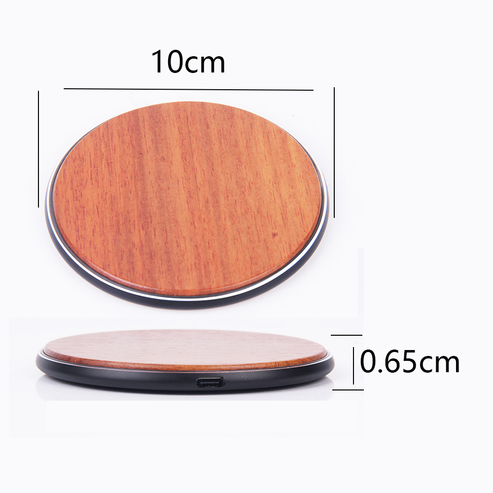 Zwei braune kabellose Ladegeräte aus Holz mit Maßangaben, eines schwebend, auf einem weißen Hintergrund.