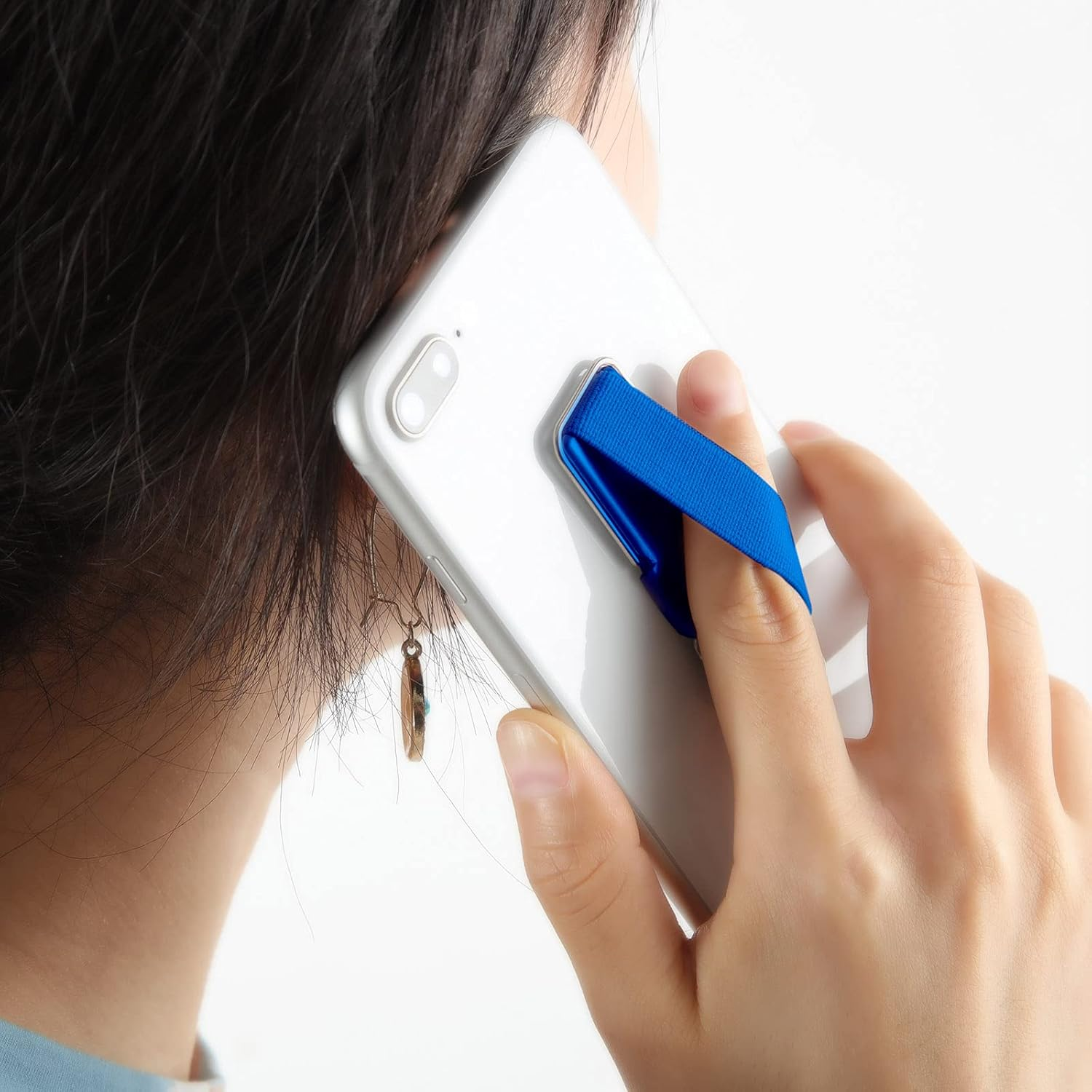 Frau hält ein Telefon mit einem blauen Griff. Sie telefoniert.