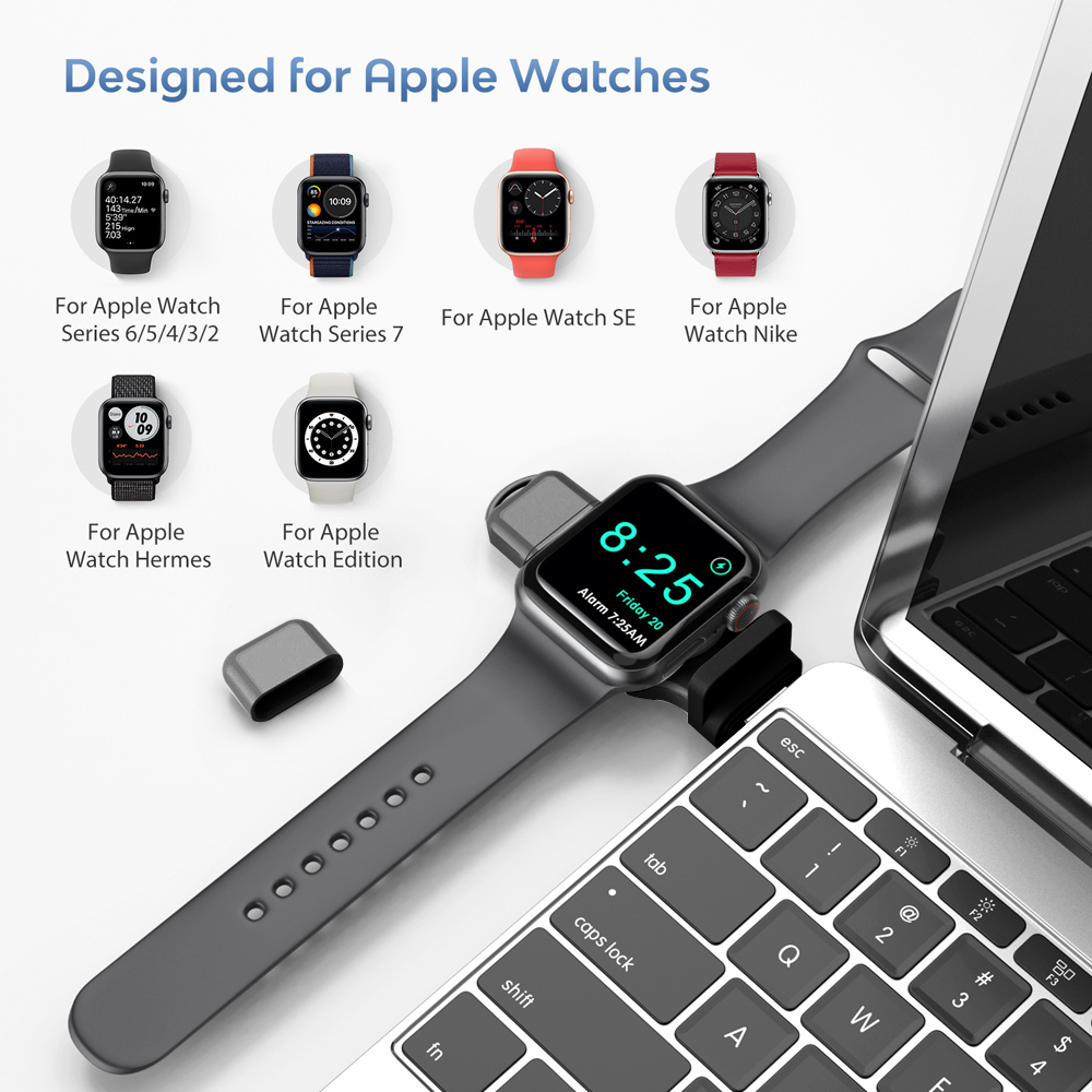 Eine Smartwatch, die mit einem schwarzen USB-Adapter neben einer Laptop-Tastatur aufgeladen wird.