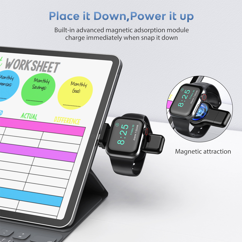 Zwei Smartwatches werden mit einem schwarzen USB-Adapter aufgeladen, der mit einem Tablet verbunden ist.