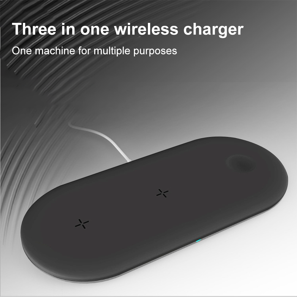 Schwarzes Drei-in-Eins-Wireless-Ladepad mit weißem Kabel.