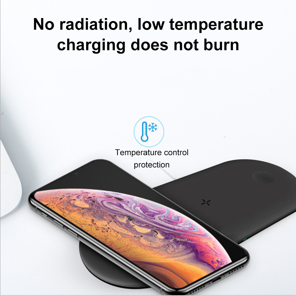 Ein Smartphone auf einem schwarzen kabellosen Ladepad mit einem farbenfrohen Bildschirm.