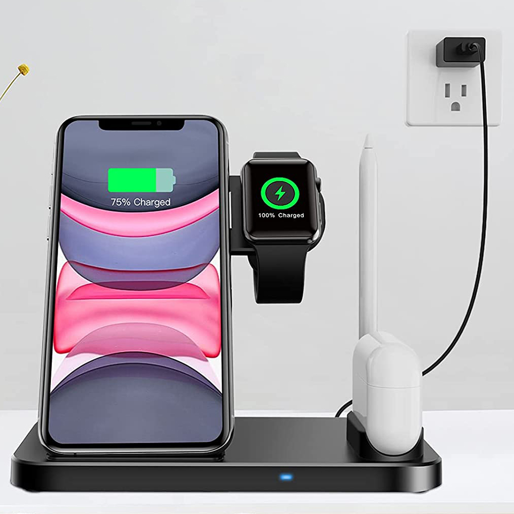 Eine Ladestation mit einem Telefon, einer Uhr, Ohrhörern und einem Stift auf einem weißen Tisch.