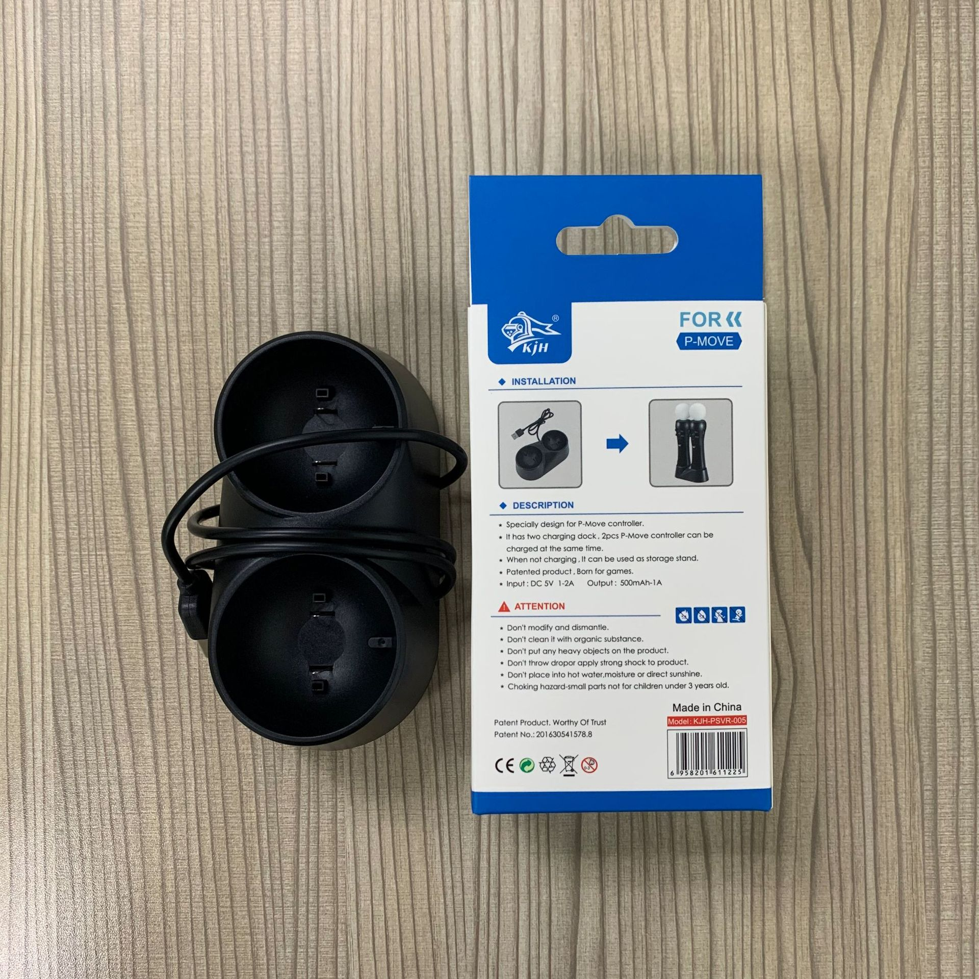 Schwarze Controller-Dockingstation mit Kabel, neben einer blau-weißen Box mit Produktinformationen.