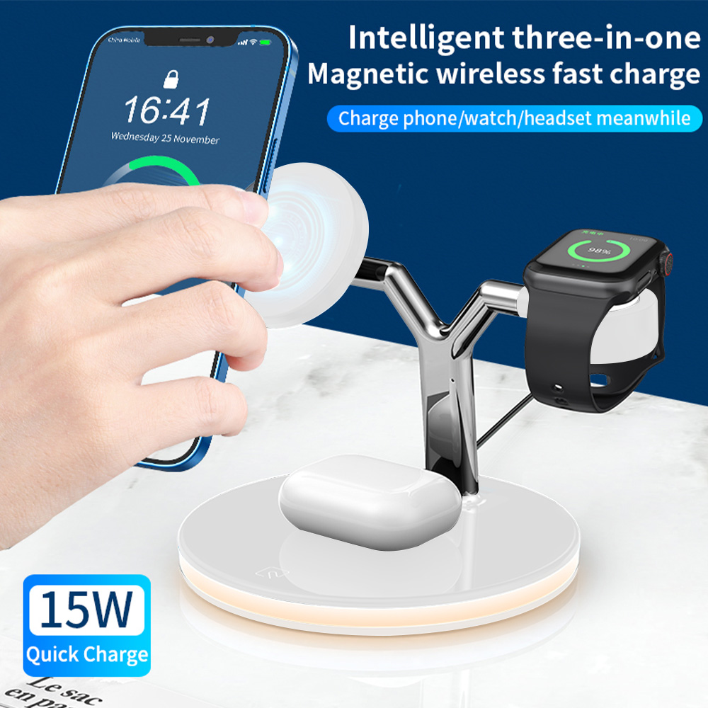 Ein 3-in-1-Wireless-Ladegerät mit einem Telefon, einer Uhr und Ohrhörern, die gleichzeitig auf einer weißen Basis geladen werden.