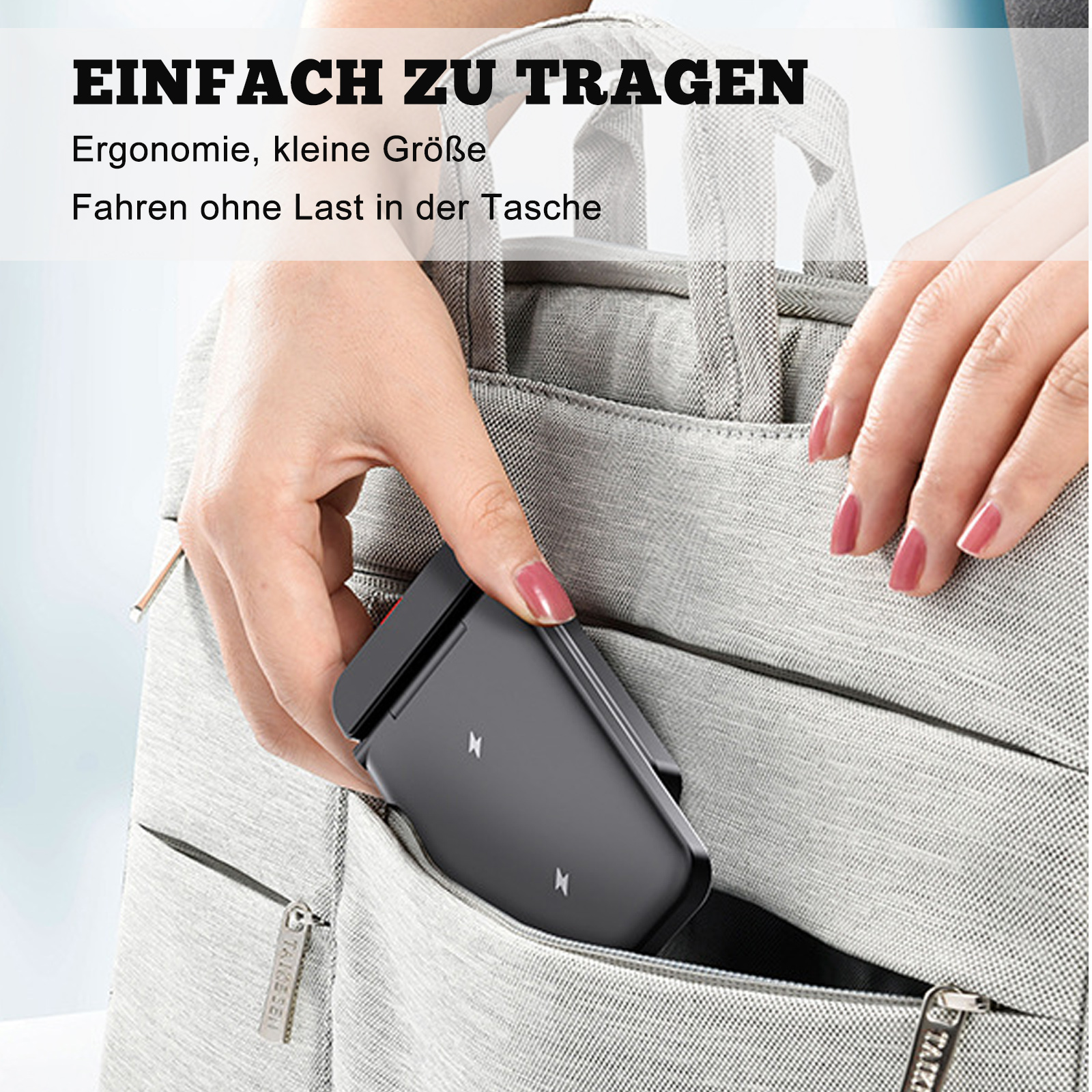 Ein kompakter kabelloser Ladegerät, das in die Tasche eines hellgrauen Rucksacks gesteckt wird, um seine Tragbarkeit zu demonstrieren.