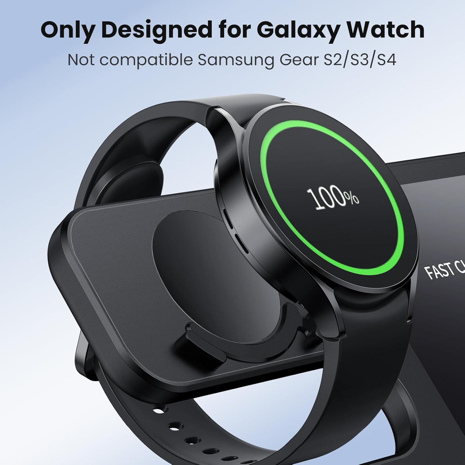 Eine Nahaufnahme einer schwarzen Smartwatch, die auf einem kabellosen Pad geladen wird, wobei die Kompatibilität nur mit Galaxy Watches hervorgehoben wird.