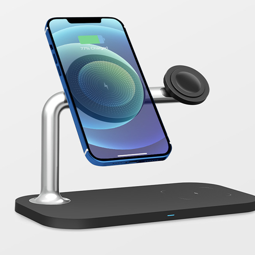 Eine Ladestation lädt ein Telefon, eine Uhr und Ohrhörer auf. Das Telefon zeigt eine Ladung von 77 % an.