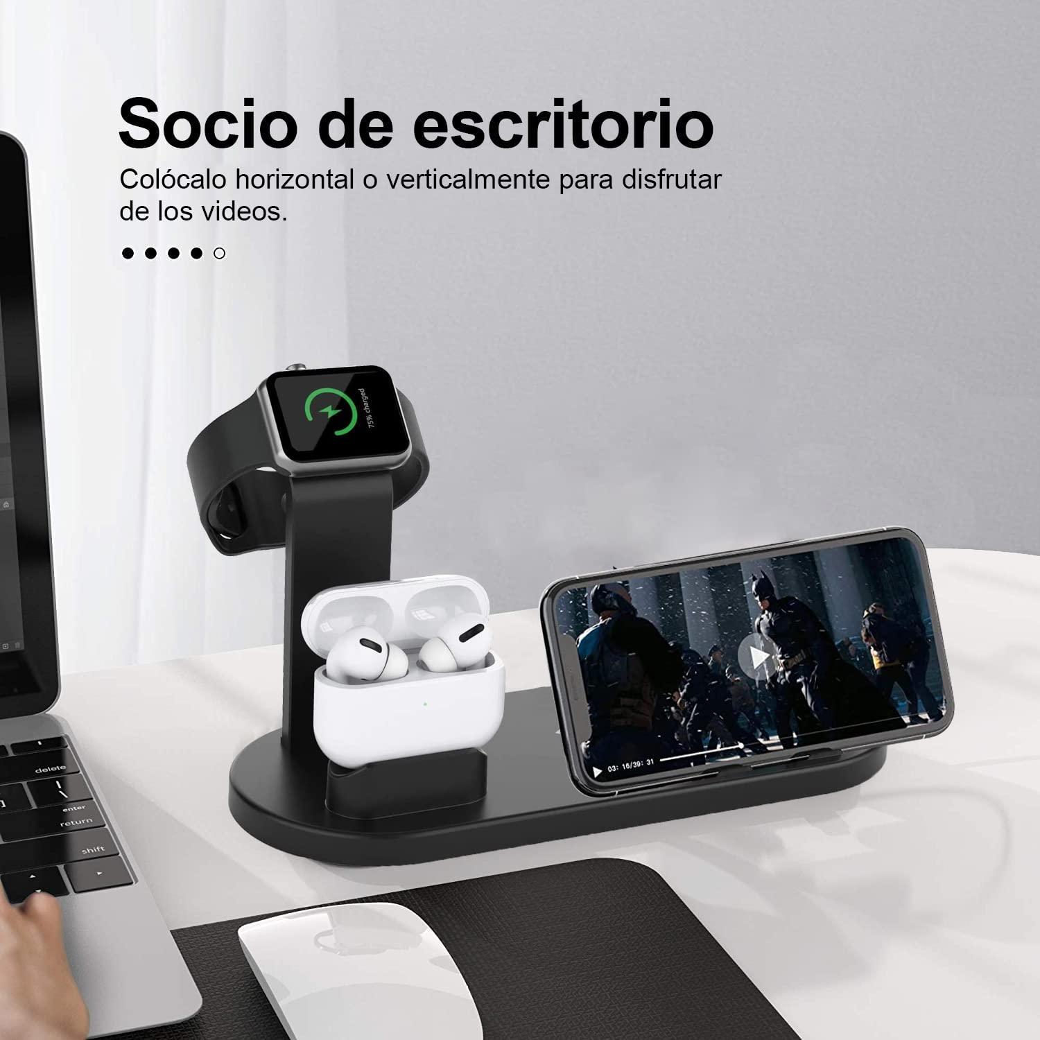 Eine Ladestation hält eine Smartwatch, AirPods und ein Telefon, das ein Video abspielt. Ein Laptop ist sichtbar.