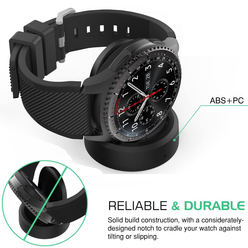 Eine schwarze Smartwatch, die auf einem schwarzen kabellosen Ladeständer aufgeladen wird.