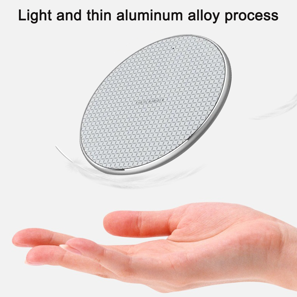 Ein kabelloses Ladegerät schwebt über einer Hand. Der Text erwähnt leichte und dünne Aluminiumlegierung.