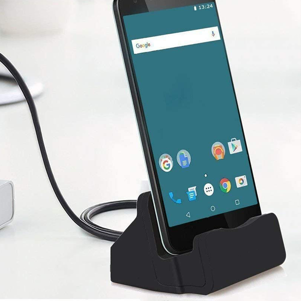 Eine schwarze Telefonhalterung hält ein Smartphone mit blauem Bildschirm, das an ein Kabel angeschlossen ist.