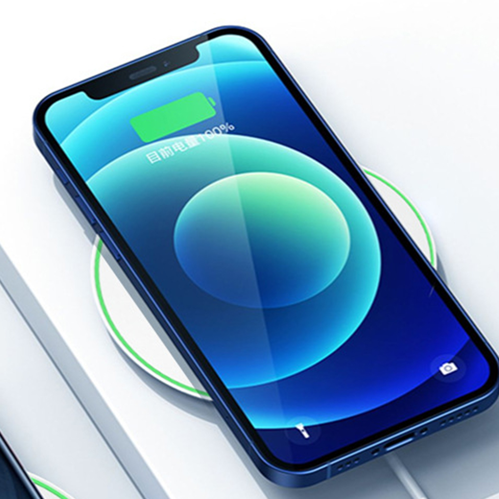 Ein blaues Smartphone lädt kabellos auf einem weißen Pad und zeigt eine volle Batterieanzeige.