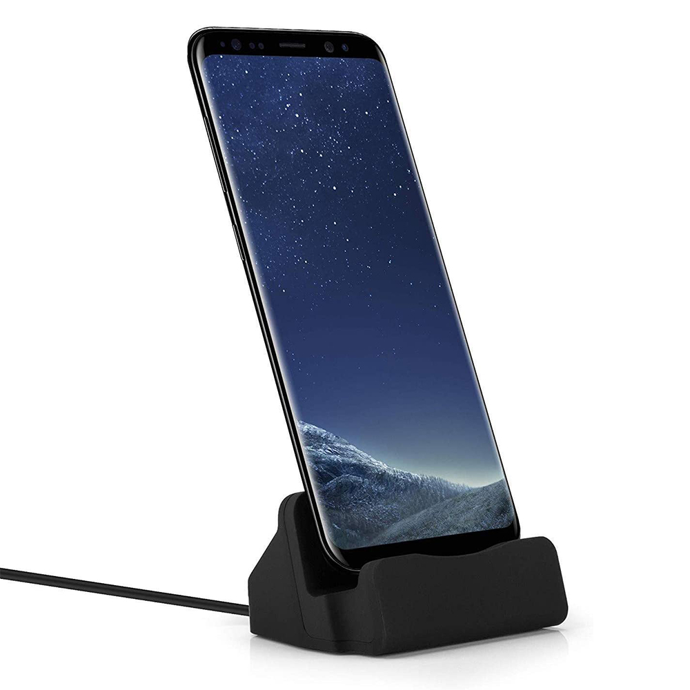 Eine schwarze Telefonhalterung hält ein Smartphone, das eine Sternennachtszene auf seinem Bildschirm anzeigt.