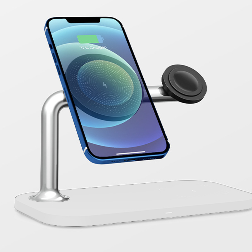 Ein Telefon und eine Uhr werden drahtlos auf einer weißen Ladestation geladen. Das Telefon hat 77 %.