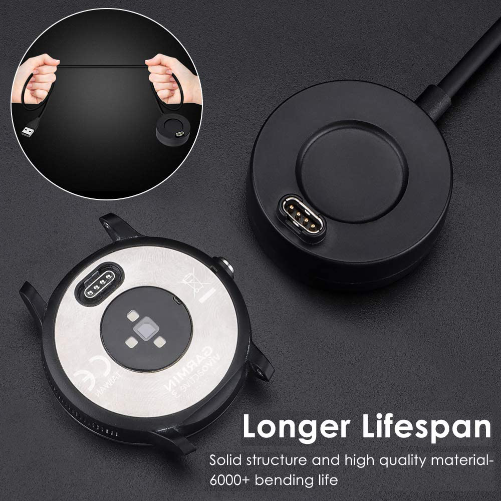 Ein Ladepuck mit einem USB-Kabel neben einer Smartwatch-Rückseite, der eine längere Lebensdauer verspricht.