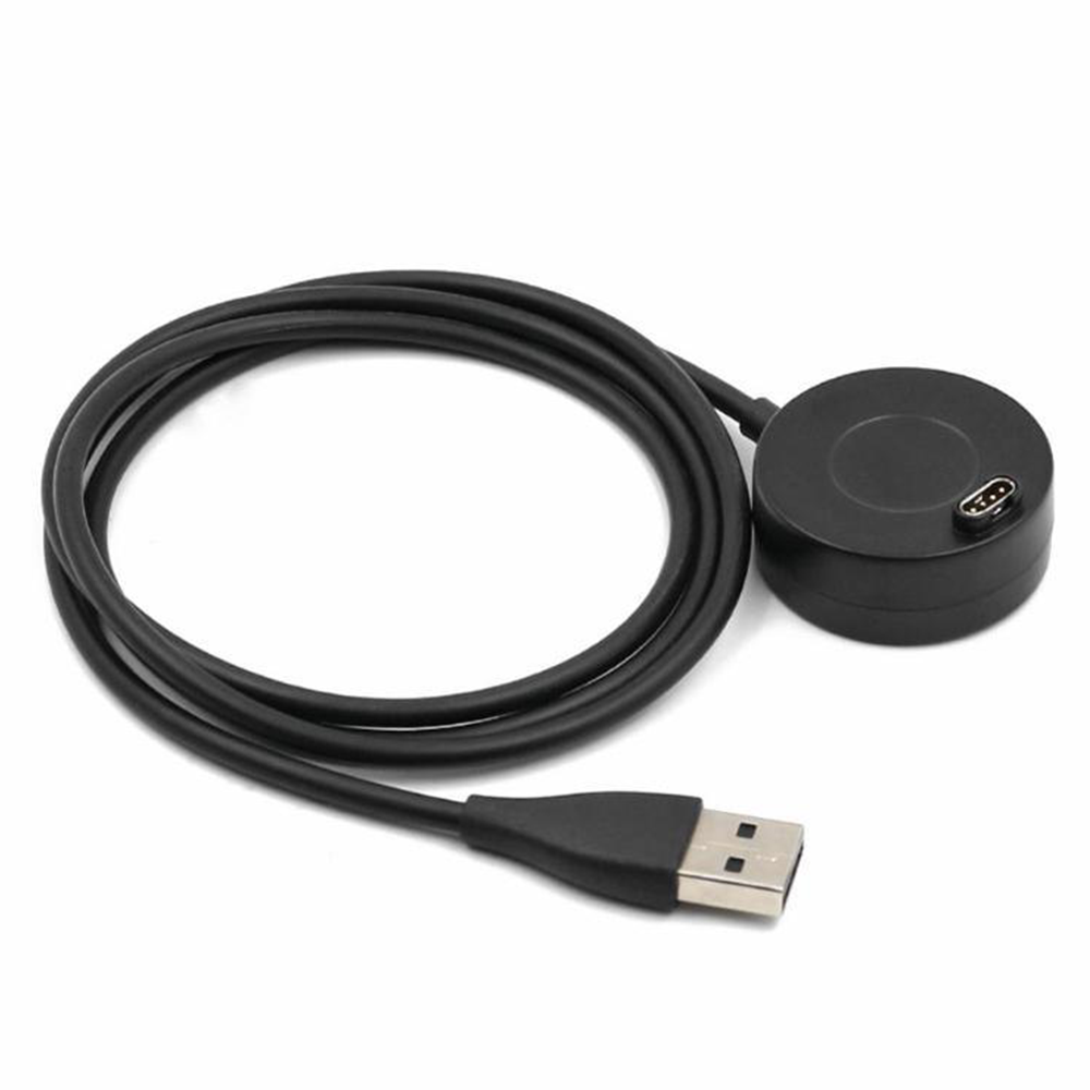 Ein schwarzer Ladepuck mit einem USB-Kabel ist auf einem weißen Hintergrund aufgerollt.