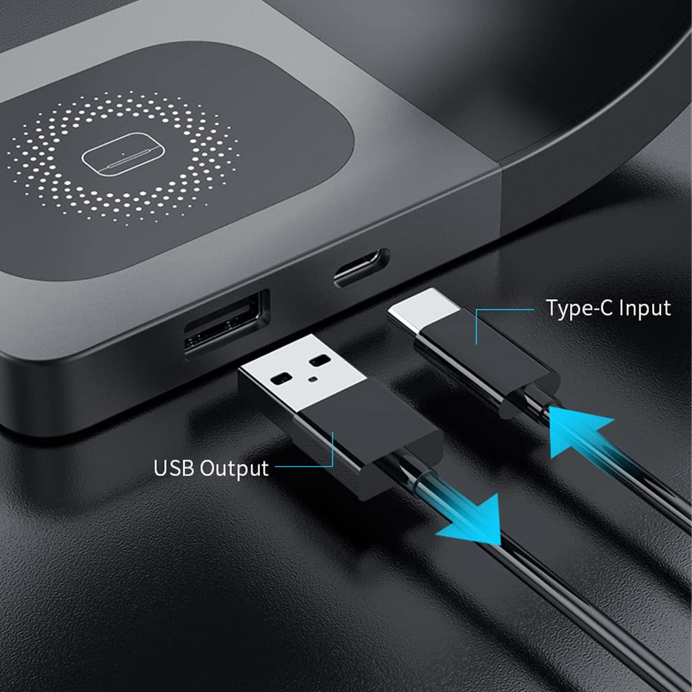 Nahaufnahme einer schwarzen Ladestation mit USB- und Typ-C-Eingängen, die Kabelverbindungen zeigt.