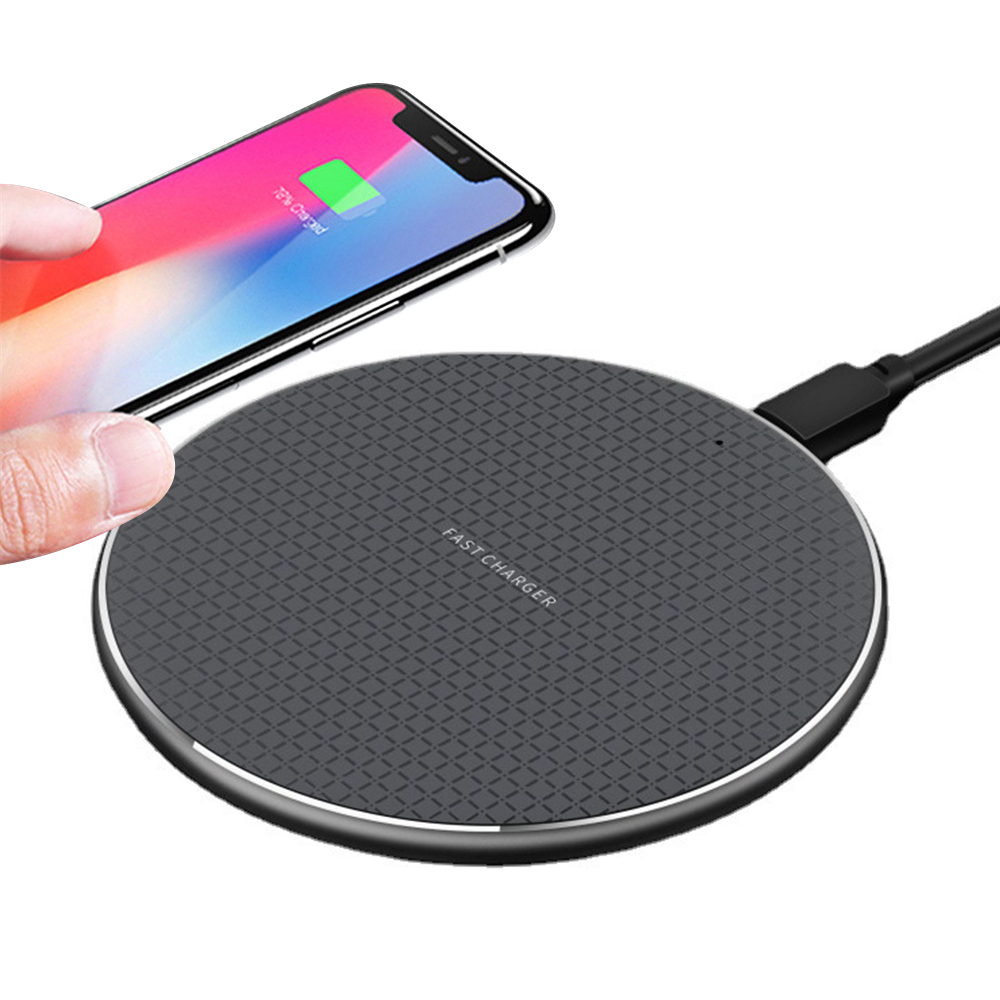 Eine Hand legt ein Telefon auf ein graues, rundes „Fast Charger“-Pad, bereit zum kabellosen Aufladen.