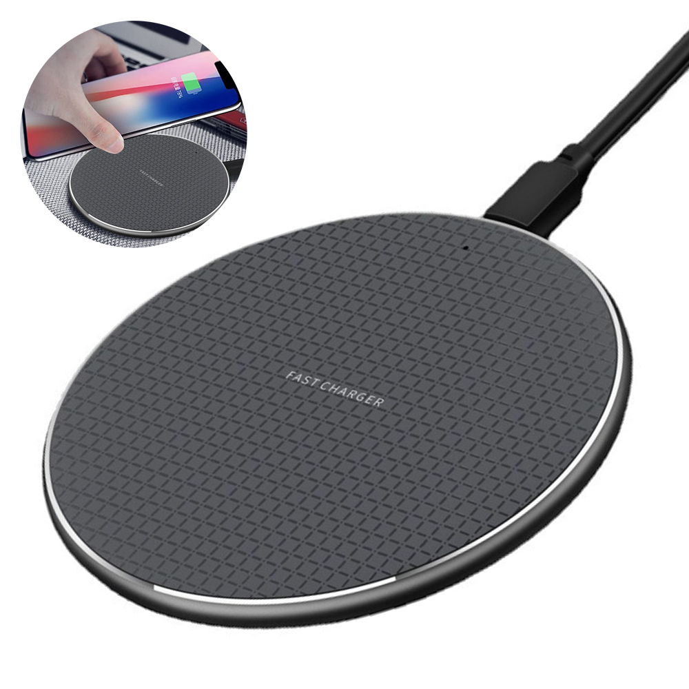 Eine Hand legt ein Telefon auf ein graues, rundes „Fast Charger“-Pad, bereit zum kabellosen Aufladen.