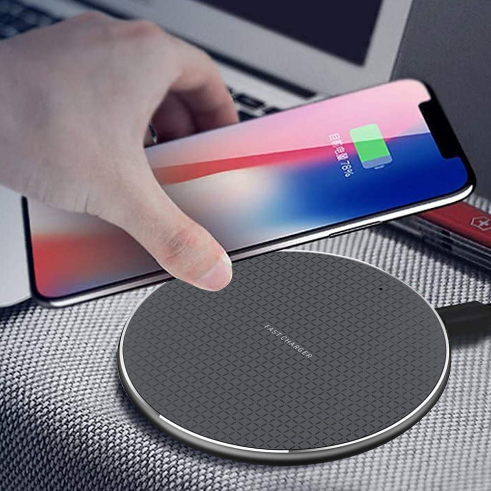Eine Hand legt ein Telefon auf ein graues „Fast Charger“-Pad. Das Telefon zeigt 78 % geladen an.