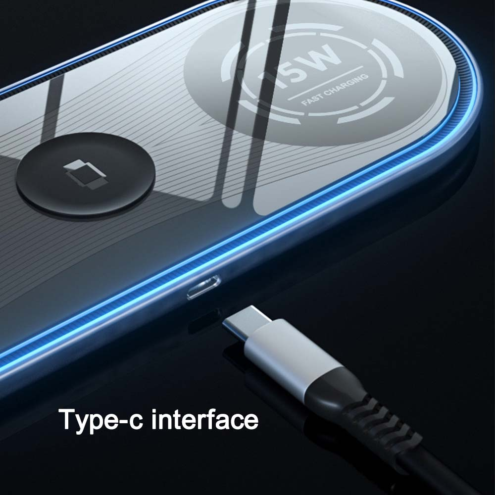 Eine Nahaufnahme eines USB-C-Kabels, das in ein kabelloses Ladepad mit einem 15W-Etikett eingesteckt ist.