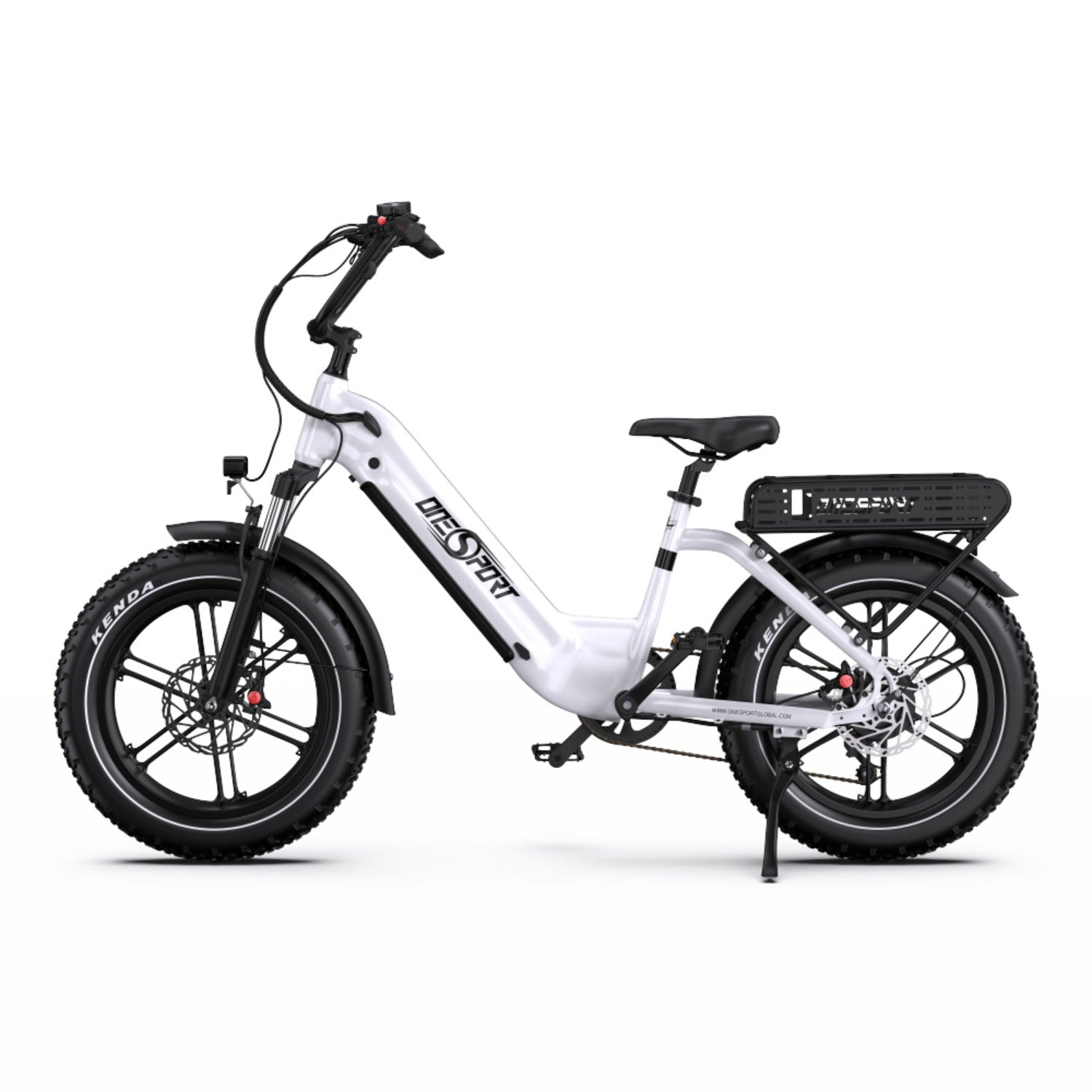 Ein weißes E-Bike mit schwarzen Reifen wird in einer Studioaufnahme auf einem weißen Hintergrund gezeigt.