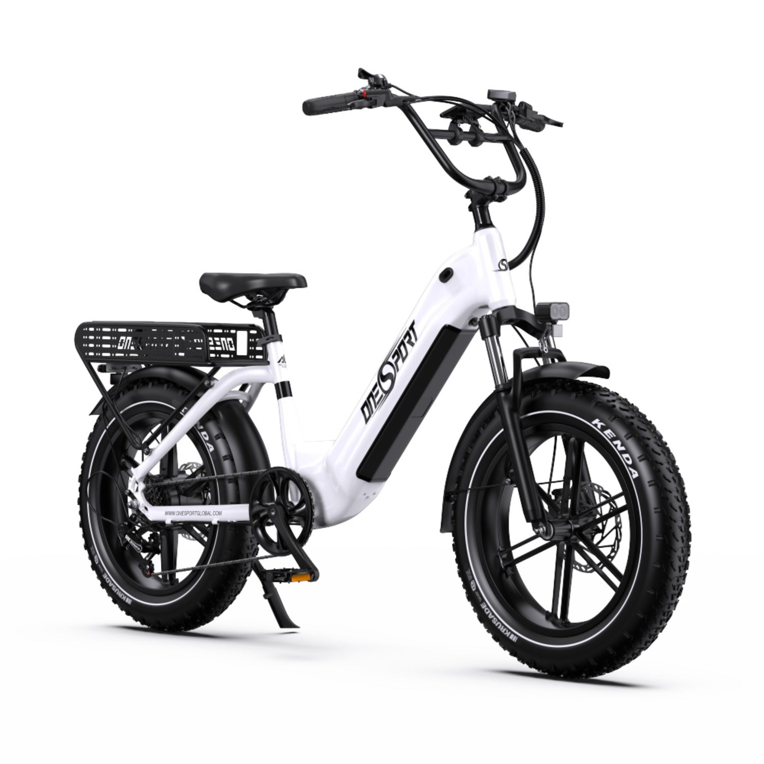 Ein weißes E-Bike mit schwarzen Reifen wird in einer Studioaufnahme auf einem weißen Hintergrund gezeigt.