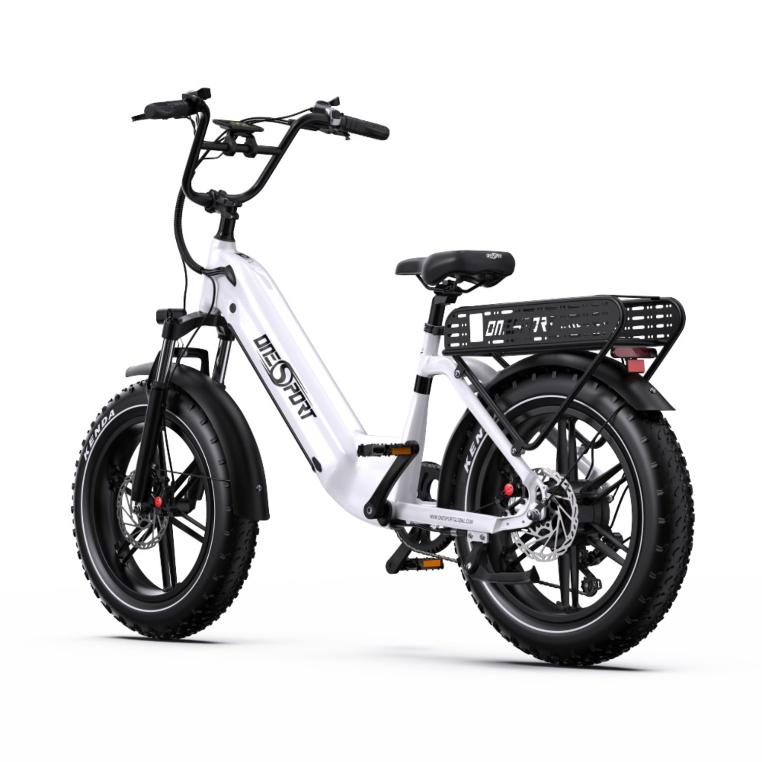 Ein weißes E-Bike mit schwarzen Reifen wird in einer Studioaufnahme auf einem weißen Hintergrund gezeigt.