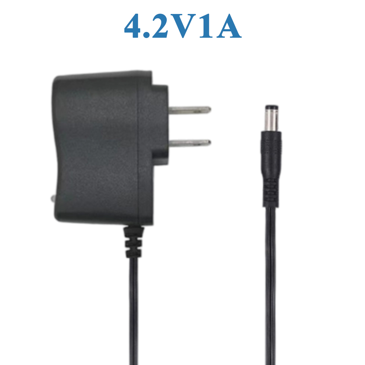 Ein schwarzer Netzadapter mit zweipoligem Stecker und DC-Anschluss, beschriftet mit 4,2V1A, auf weißem Hintergrund.
