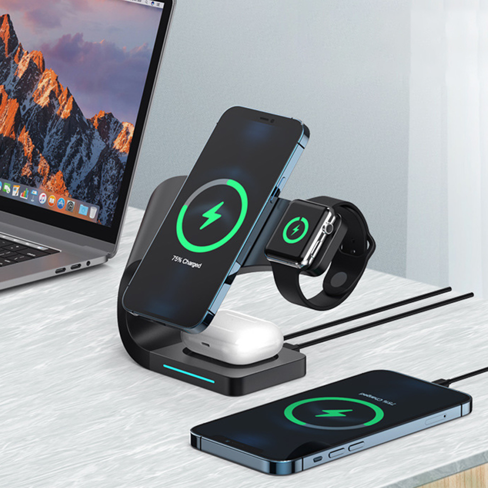Eine schwarze 4-in-1-Funkladestation zeigt ein Telefon, eine Uhr und Ohrhörer, die auf einem Schreibtisch aufgeladen werden.