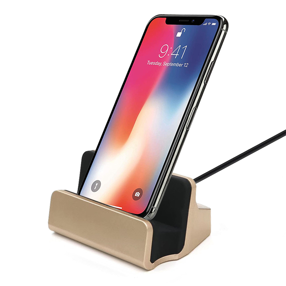 Ein Smartphone ist in einer goldfarbenen Ladestation angedockt und zeigt den Startbildschirm mit der Uhrzeit 9:41 an.
