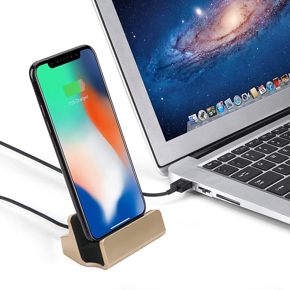 Ein Smartphone ist in einer Ladestation neben einem Laptop angedockt und zeigt einen Ladestand von 75 % auf dem Bildschirm an.