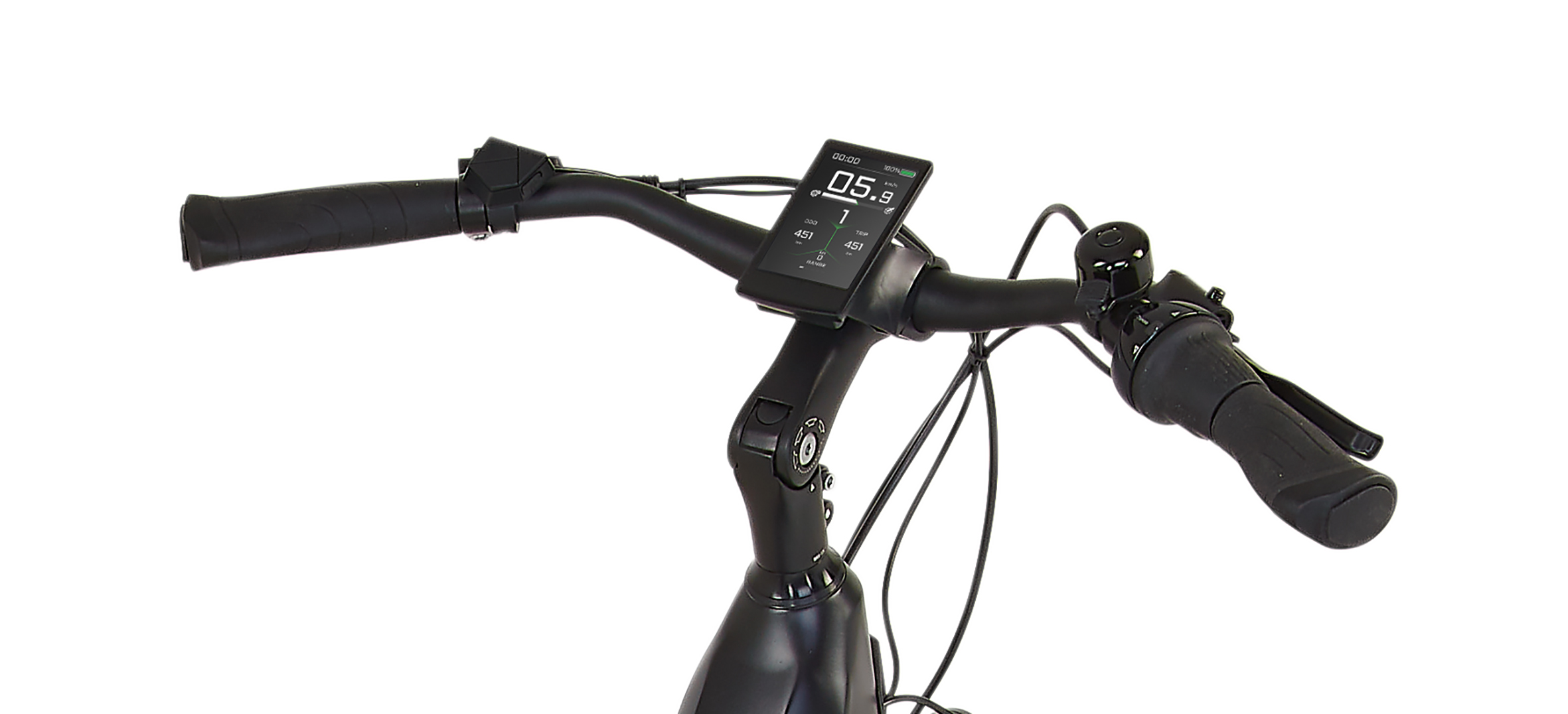 Nahaufnahme von Lenker, Digitalanzeige mit 05.9, Klingel und Handgriffen eines schwarzen E-Bikes vor weißem Hintergrund.