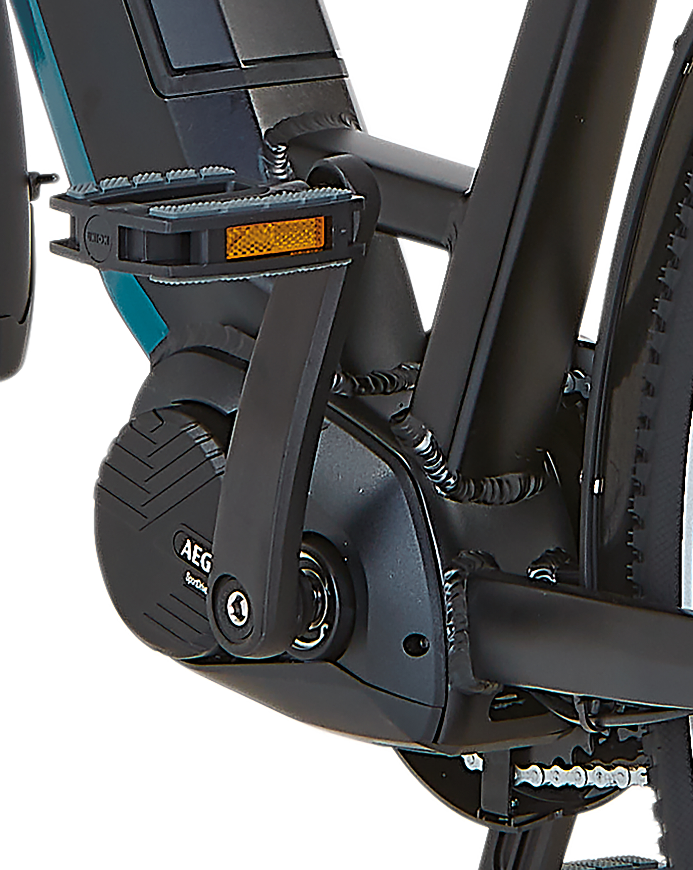 Nahaufnahme von Motor und Pedalen eines schwarzen E-Bikes mit türkisfarbenen Akzenten. 'AEG'-Logo am Motorgehäuse sichtbar.