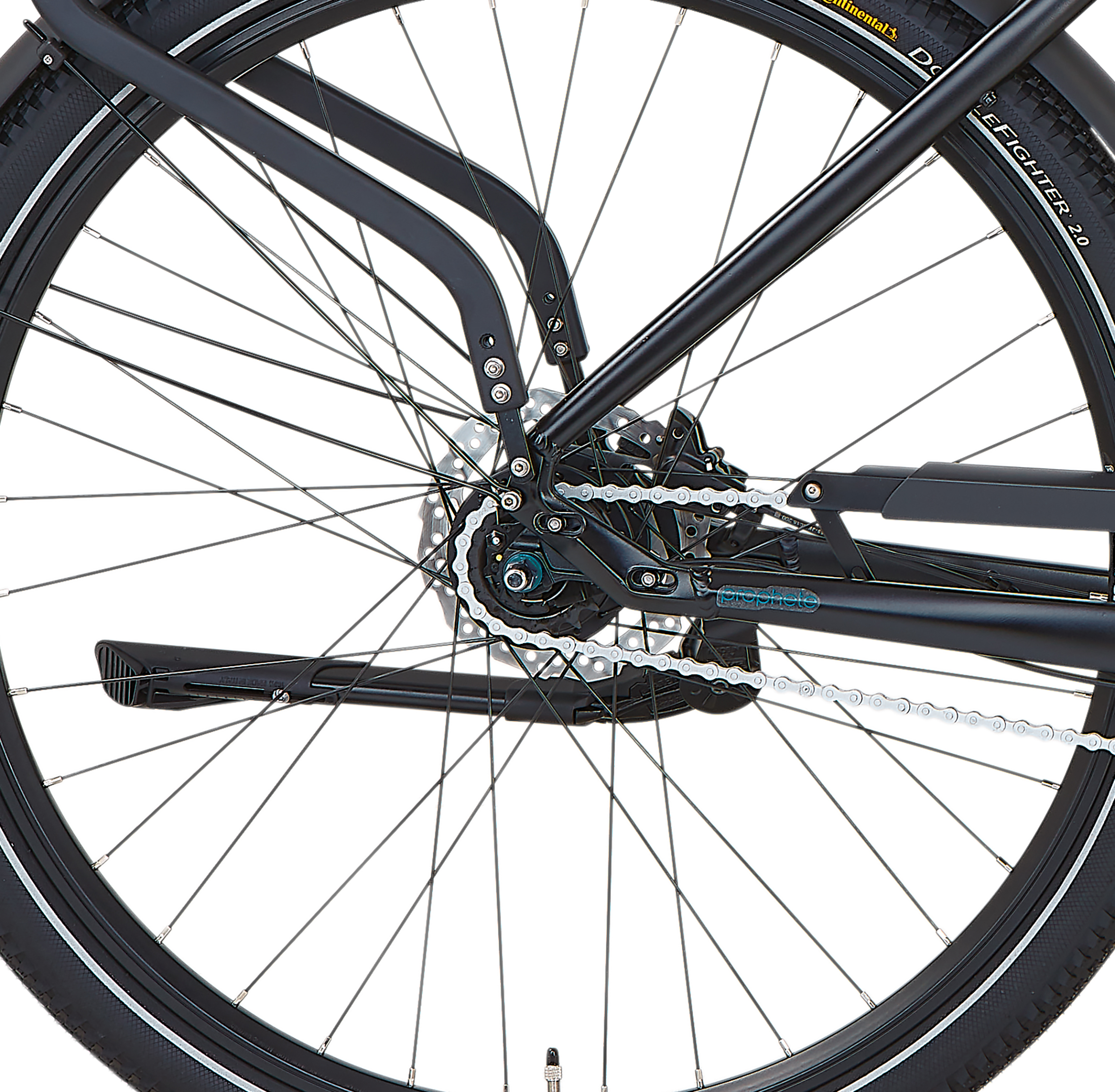 Nahaufnahme von Hinterrad, Kassette und Gepäckträger eines schwarzen E-Bikes vor weißem Hintergrund. 'Continental'-Reifen sichtbar.