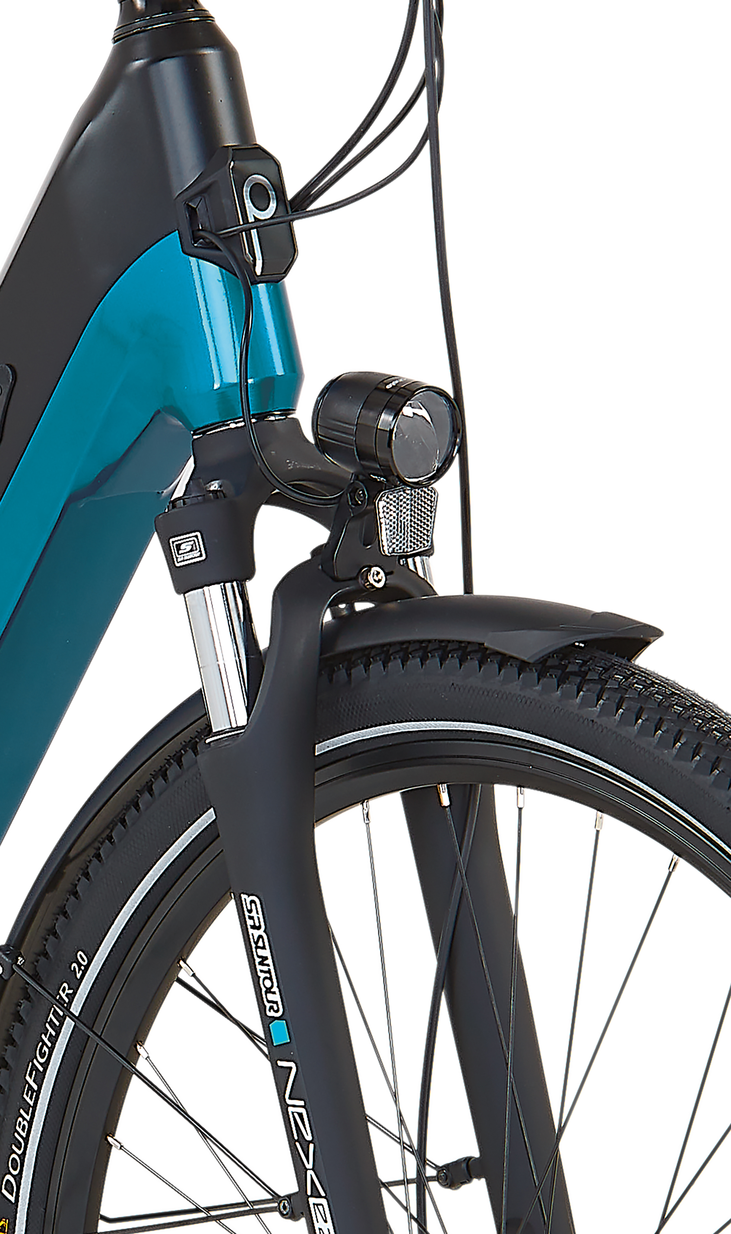 Nahaufnahme von Frontlicht, Federgabel und Reifen eines schwarzen und blaugrünen E-Bikes vor weißem Hintergrund. 'SR Suntour' sichtbar.