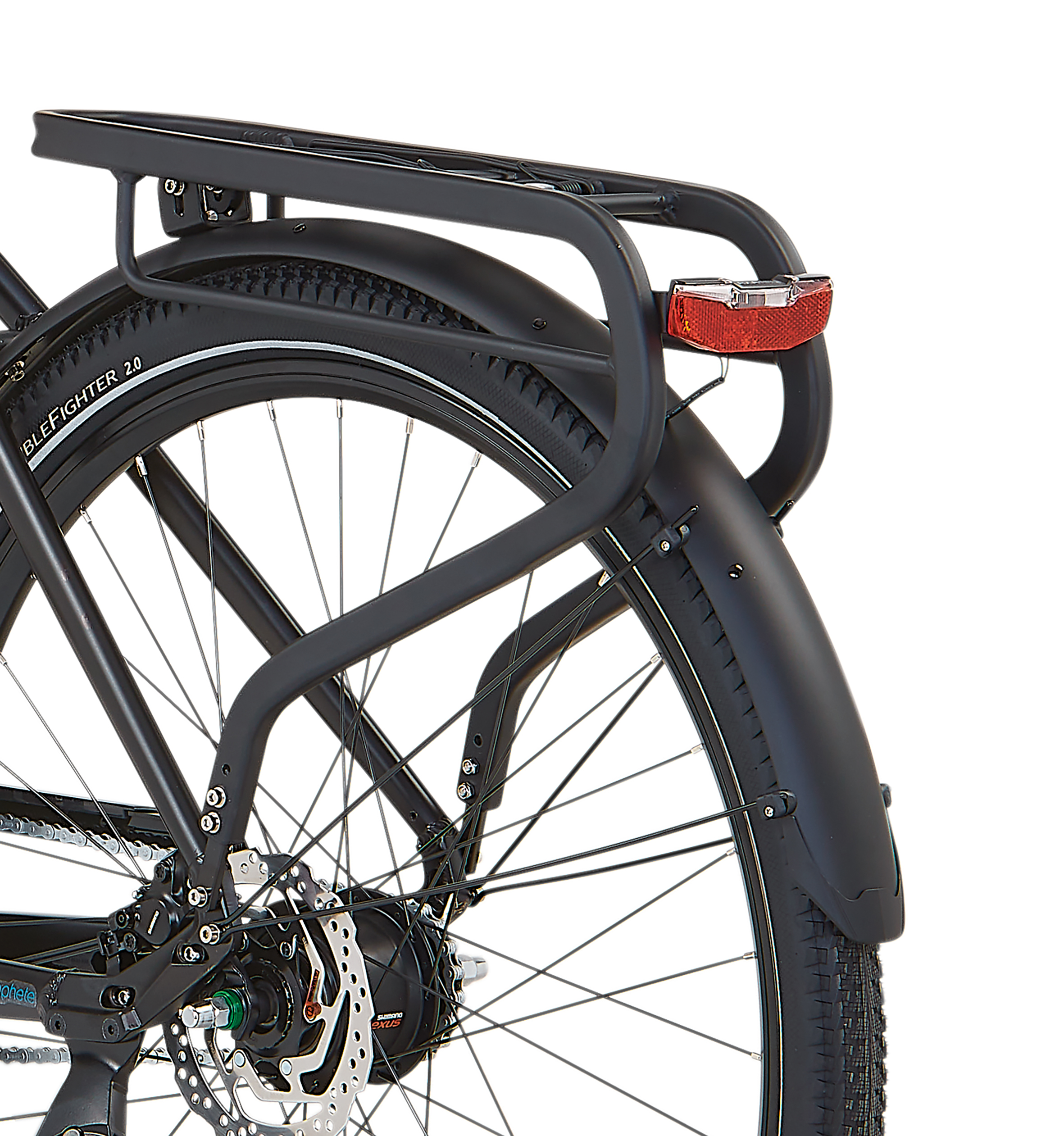 Nahaufnahme von Gepäckträger, Licht und Reifen eines schwarzen E-Bikes vor weißem Hintergrund. 'Continental'-Reifen sichtbar.