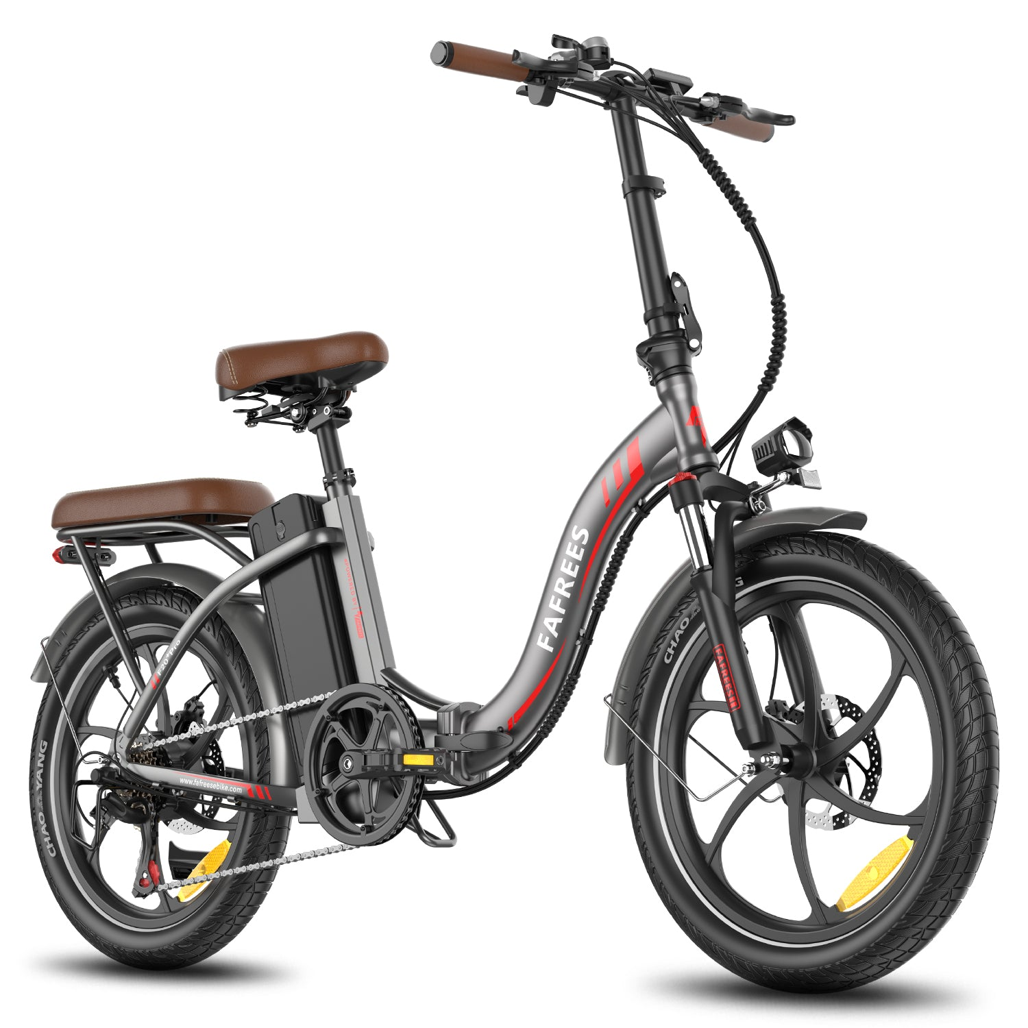 Ein graues, zusammenklappbares Elektrofahrrad mit braunem Sitz und Lenker, Scheinwerfer und roten Akzenten vor einem weißen Hintergrund.