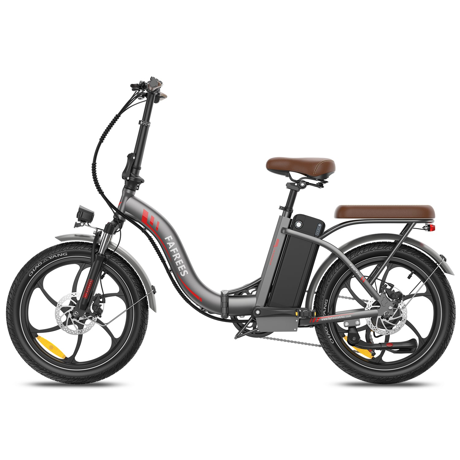 Ein graues, zusammenklappbares Elektrofahrrad mit braunem Sitz und Lenker, Scheinwerfer und roten Akzenten vor einem weißen Hintergrund.