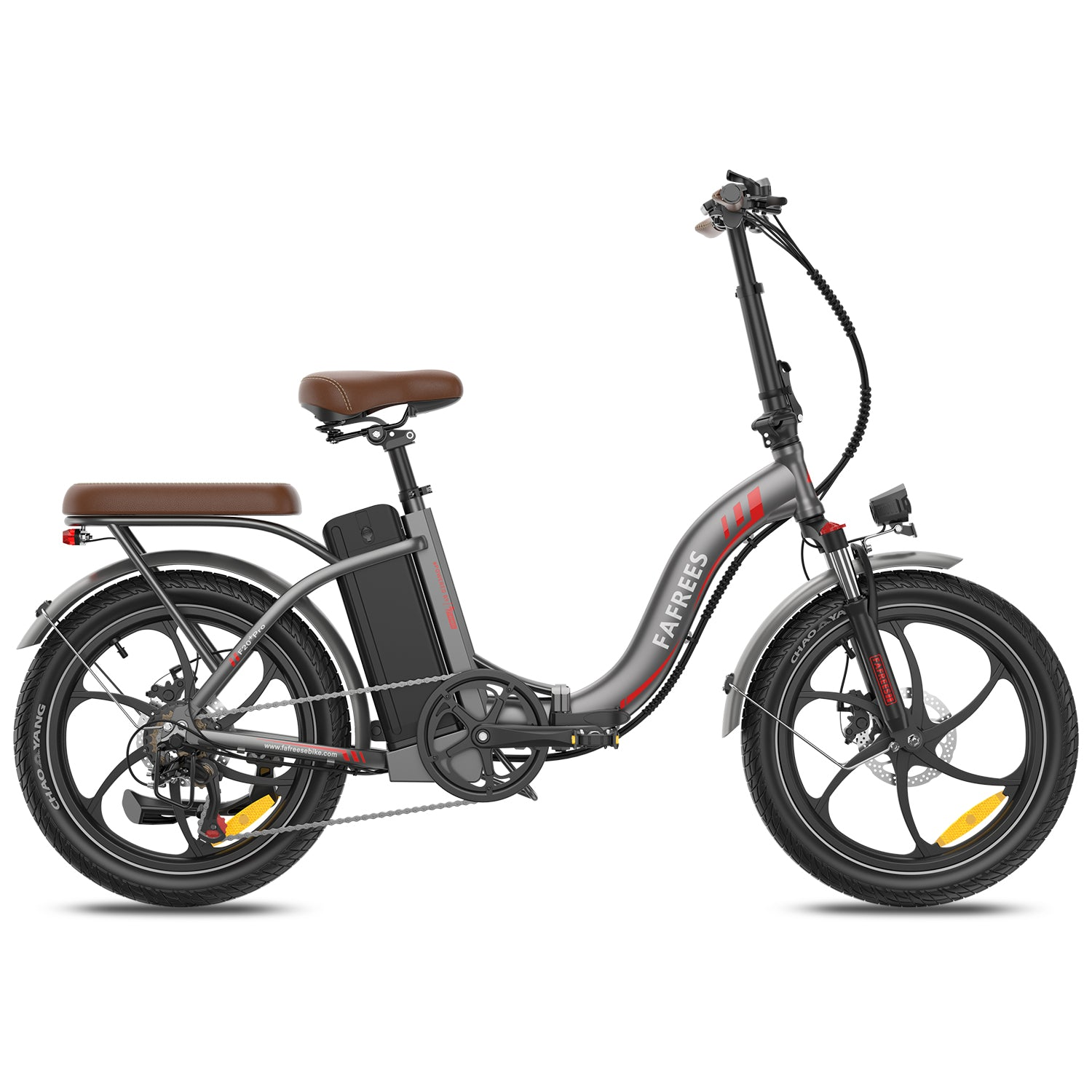 Graues FAREES E-Bike mit braunem Sattel und Akku. Es hat schwarze Reifen und silberne Schutzbleche auf weißem Hintergrund.