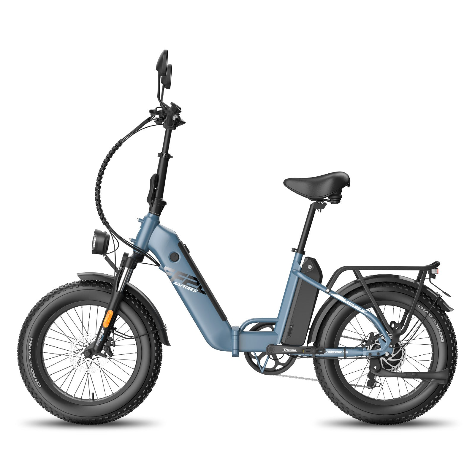 Una e-bike pieghevole azzurra è mostrata su uno sfondo bianco.
