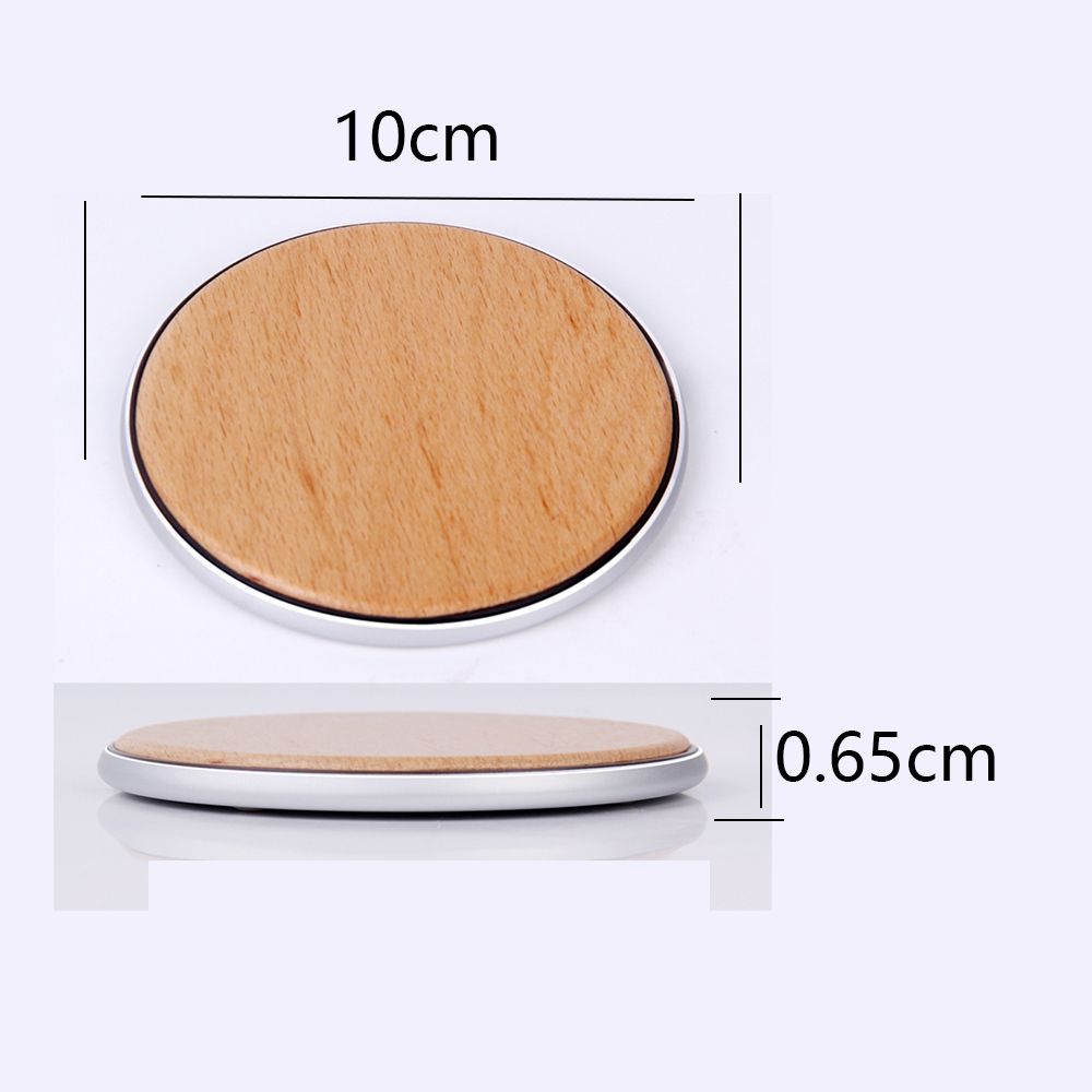 Zwei runde kabellose Ladegeräte aus Holz und Silber, die die Abmessungen von 10 cm und 0,65 cm zeigen.